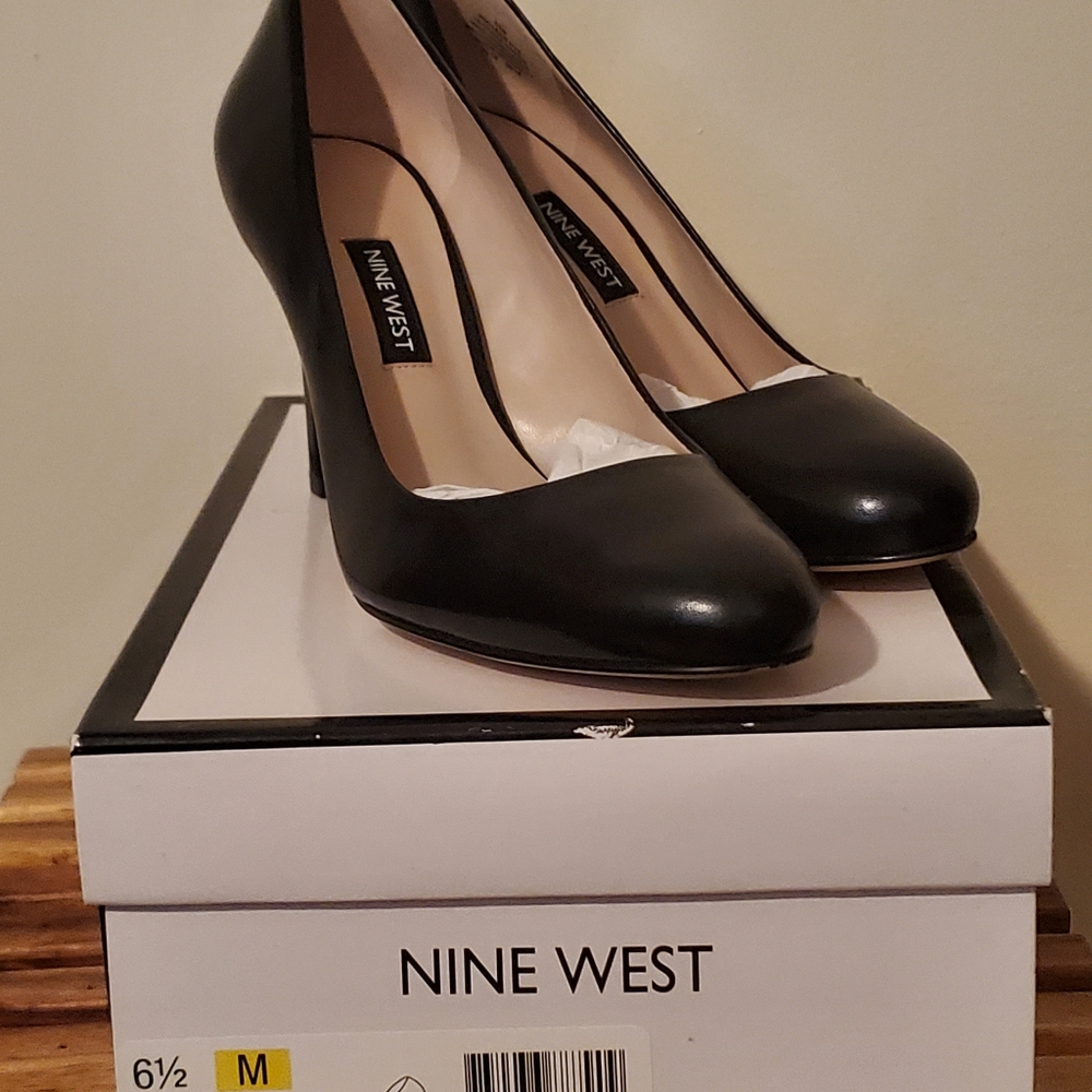 Nine West, black leather, Handjive, almond toe pump